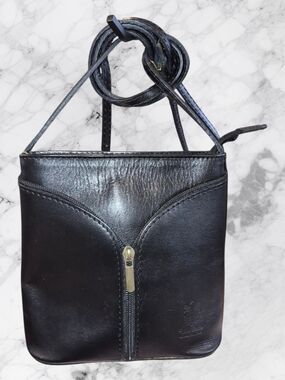 Vera Pelle Black Italian Leather Crossbody Bag with Front Zip